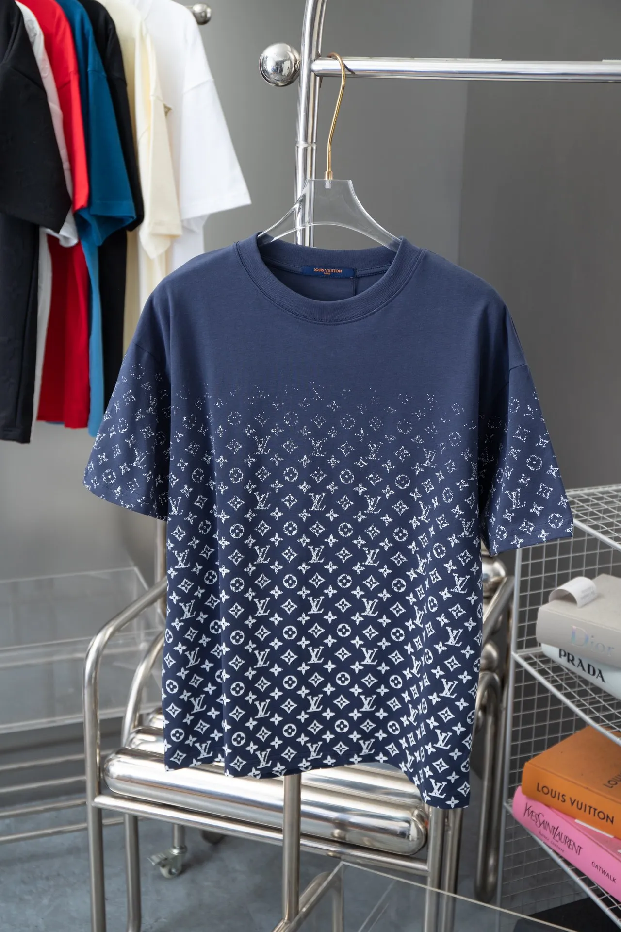 🅿️180 High-quality Lv 2025 early spring new style, MONOGRAM presbyopic gradient short-sleeved T-shirt, which uses digital printing technology to render pixel light and shadow for the Monogram gradient pattern. Its silk-screen texture and knitting effect complement each other, and the logo hardware is customized on the side. Synchronized with the official website, pure cotton fabrics at the counter! Comfortable against the skin, durable and easy to wear, meticulous original craftsmanship, custom-made 260g vat-dyed fabric, very comfortable to the touch, latest brick cabinet synchronization, OS off-shoulder version, fashionable and individual, super versatile and good-looking, very suitable for both men and women, must-have style, hang tag, collar label, washed wheat, complete with three labels S M L XL